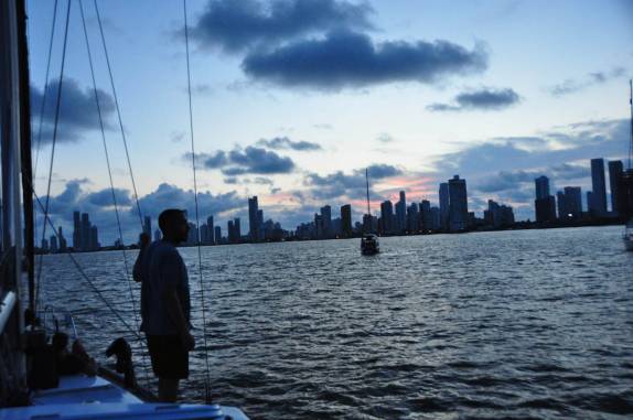 Fim de tarde, deixando a cidade de Cartagena, na Colômbia, rumo ao Panamá!